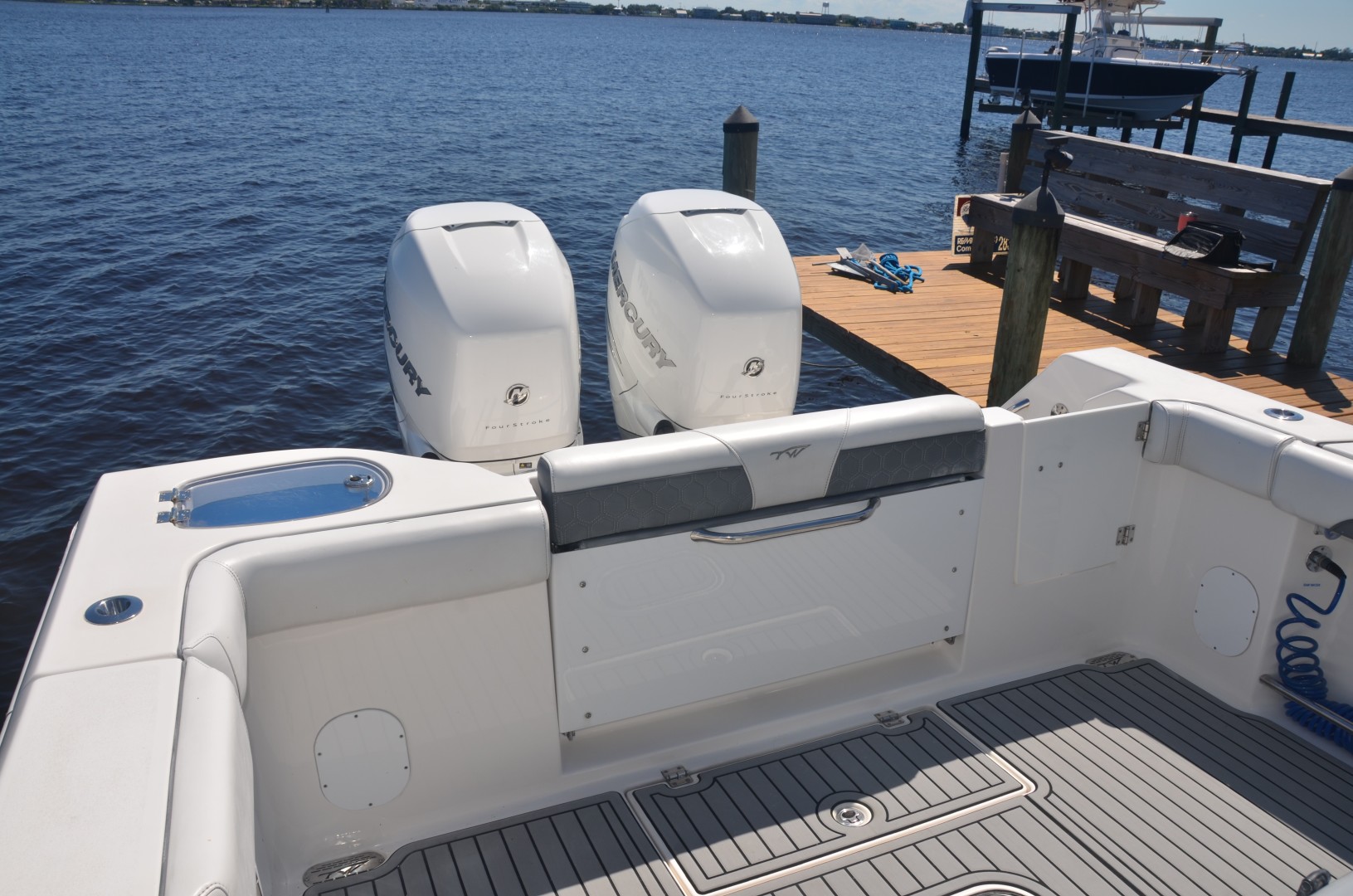 Tidewater 320 CC - cockpit
