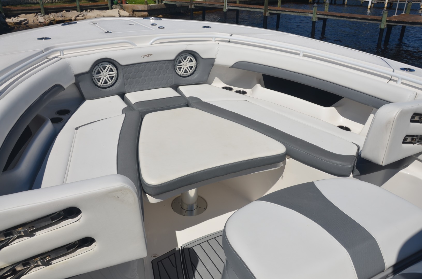 Tidewater 320 CC - sunlounge