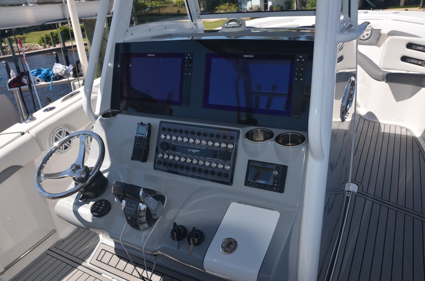 Tidewater 320 CC - helm