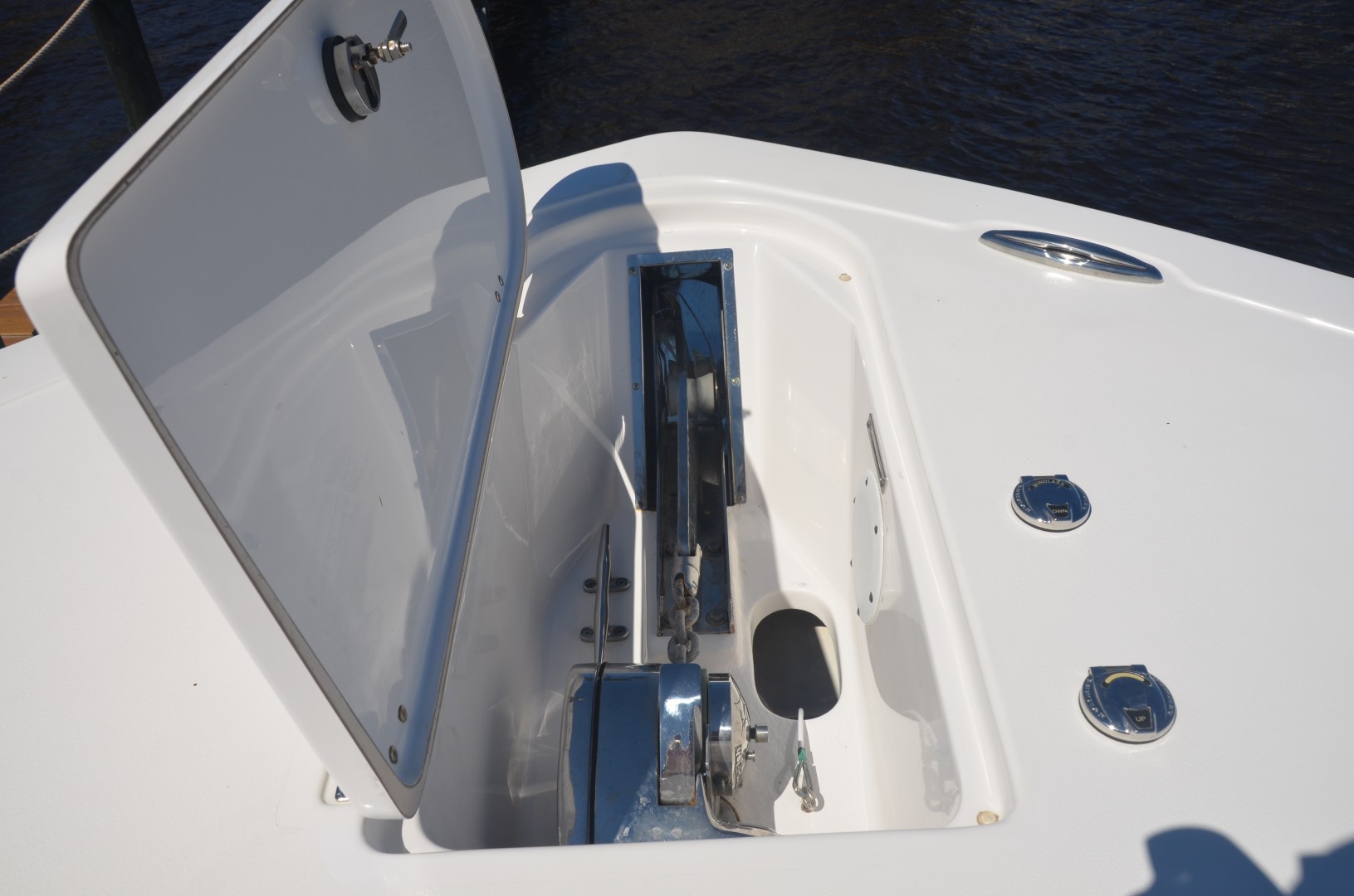 Tidewater 320 CC - windlass