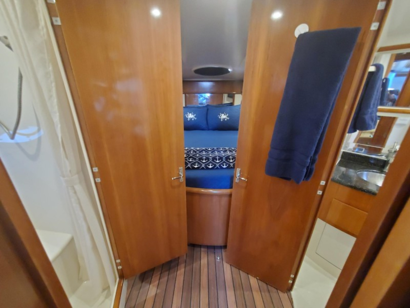 Carver 39 - Regal S - Forward Stateroom