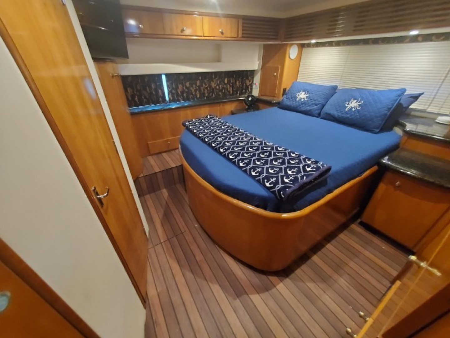 Carver 39 - Regal S - Master Stateroom