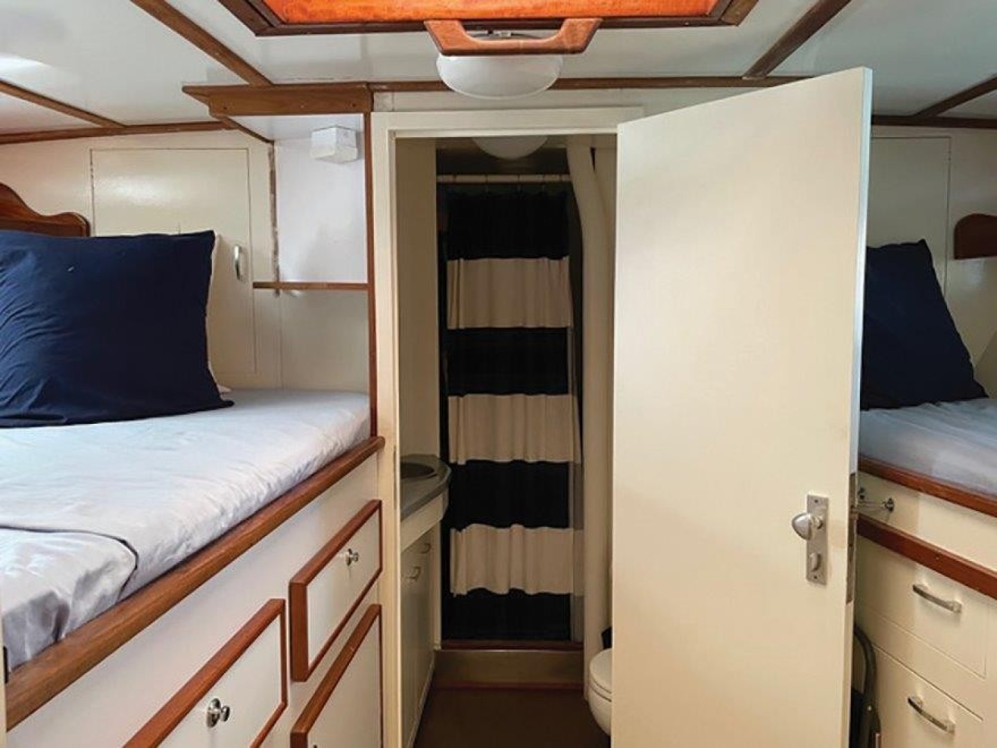 De Vries Lentsch 95 - Sea Czar - Crew Quarters
