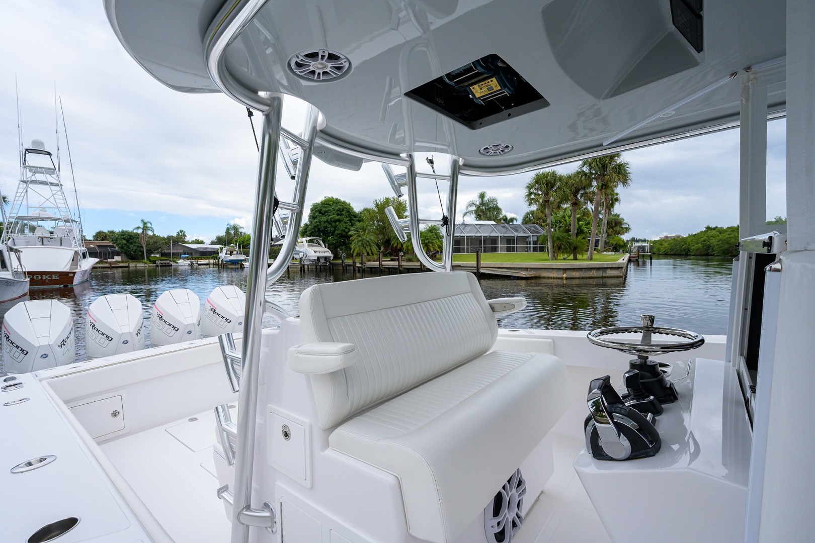 Bahama 41 - Cowpoke - Helm Seating