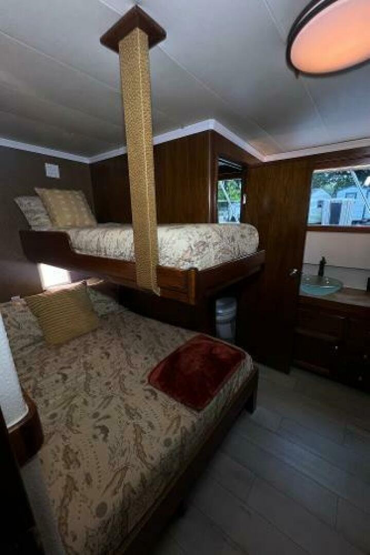 Movie Set  101ft Knight  amp  Carver Yacht For Sale