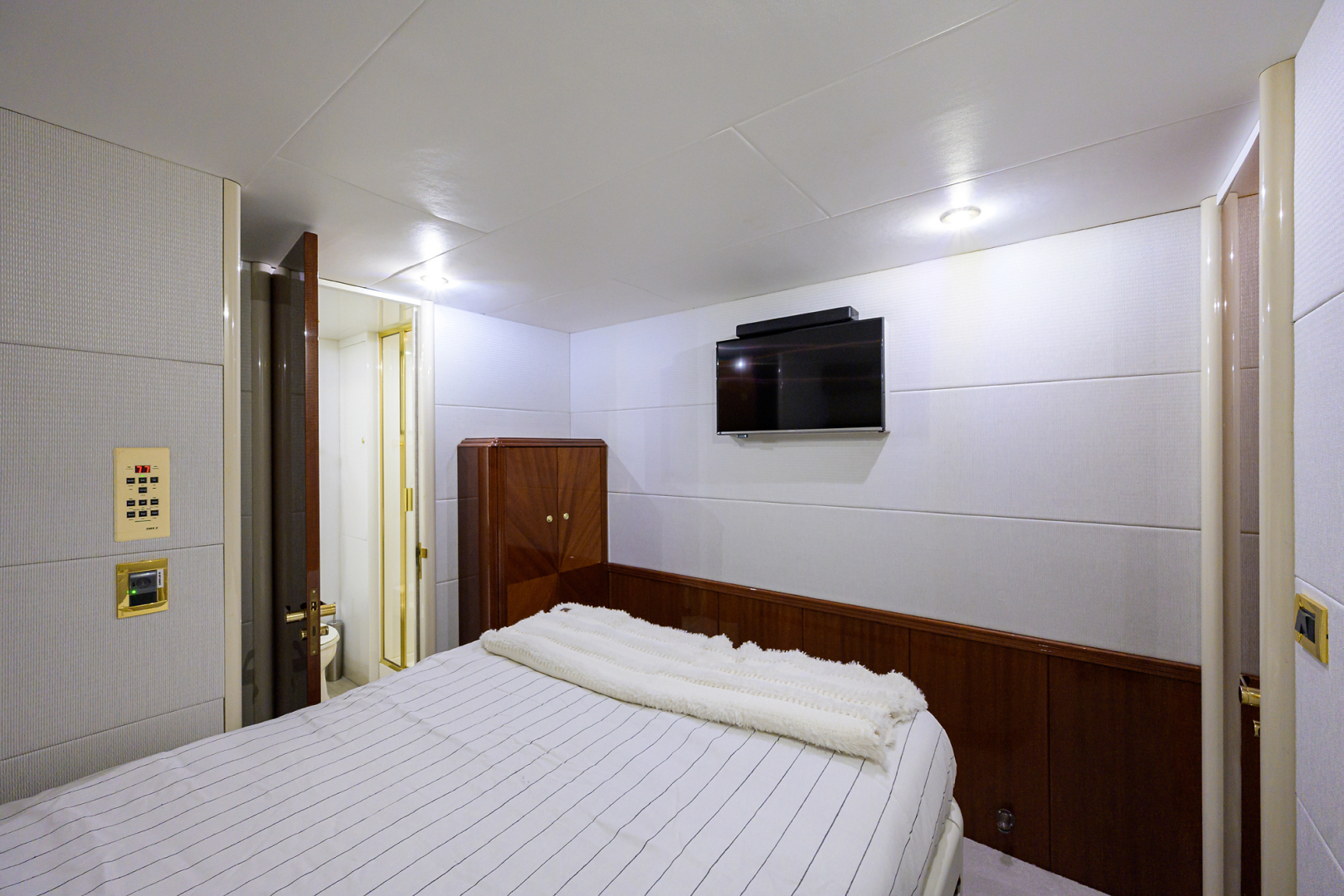 Lazzara 94 SUZANNE - Port Guest Stateroom