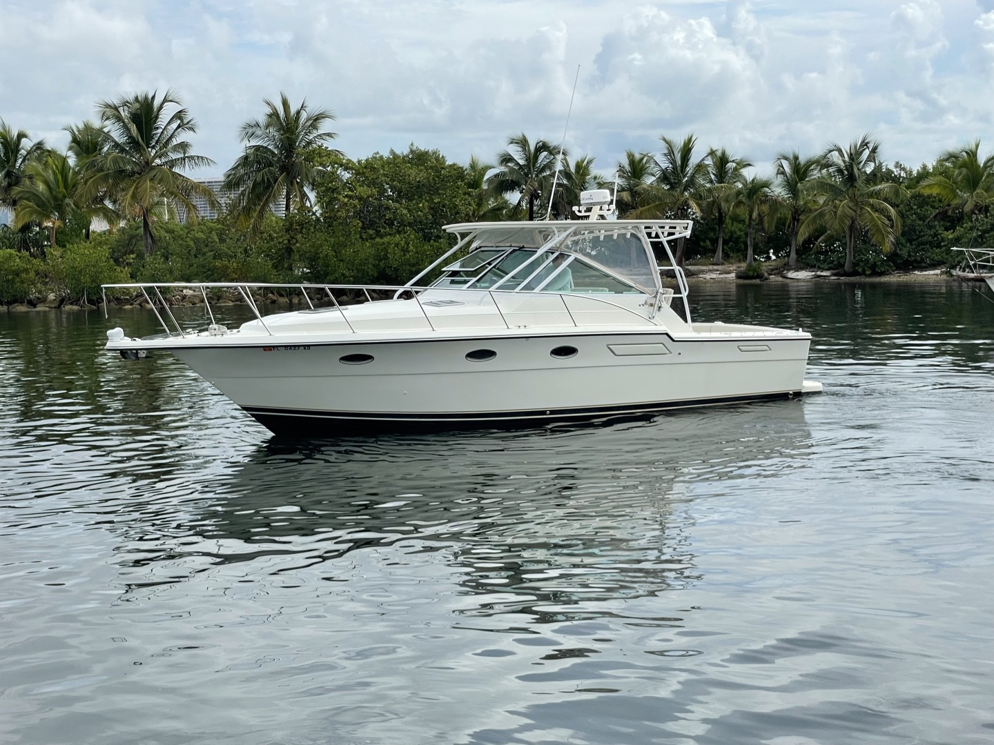 Tiara Yachts 33 - Dreams - Exterior Profile