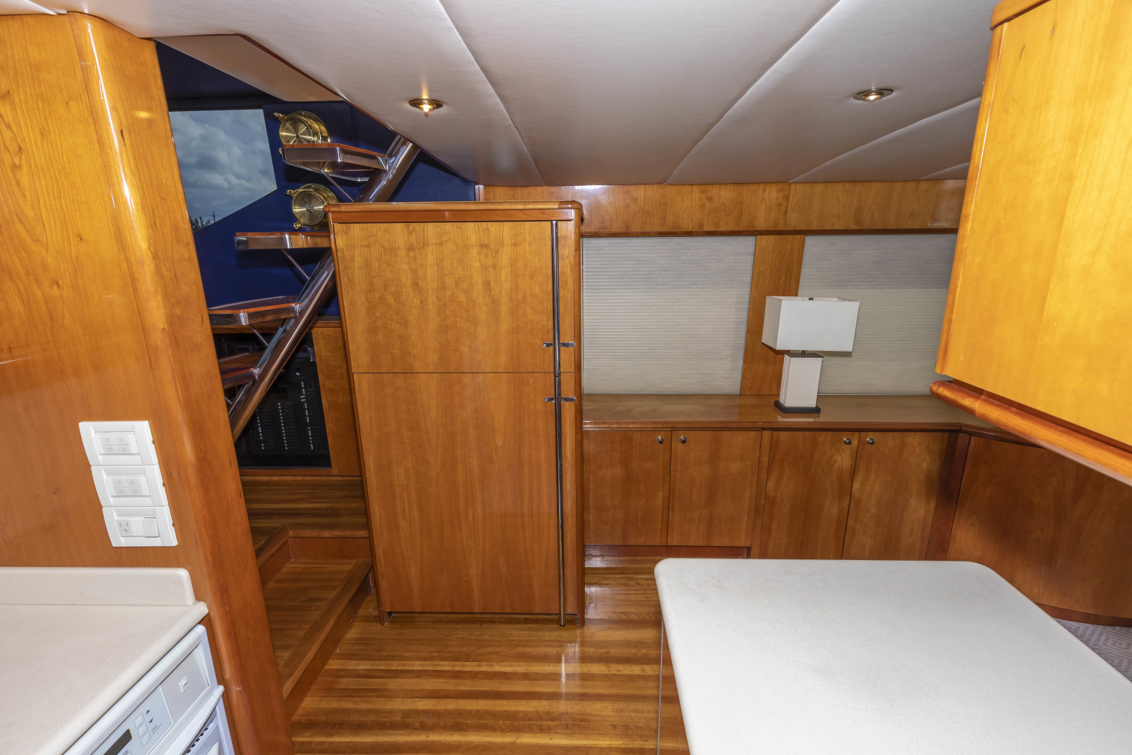 Queenship 64 - Bonkers - Galley