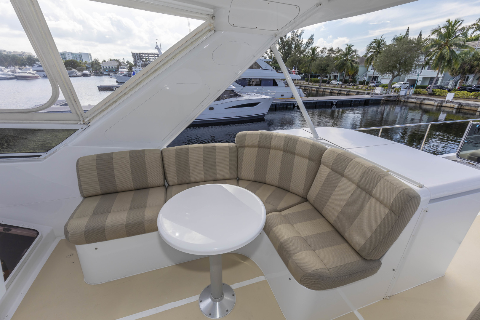 Queenship 64 - Bonkers - Bridge Seating