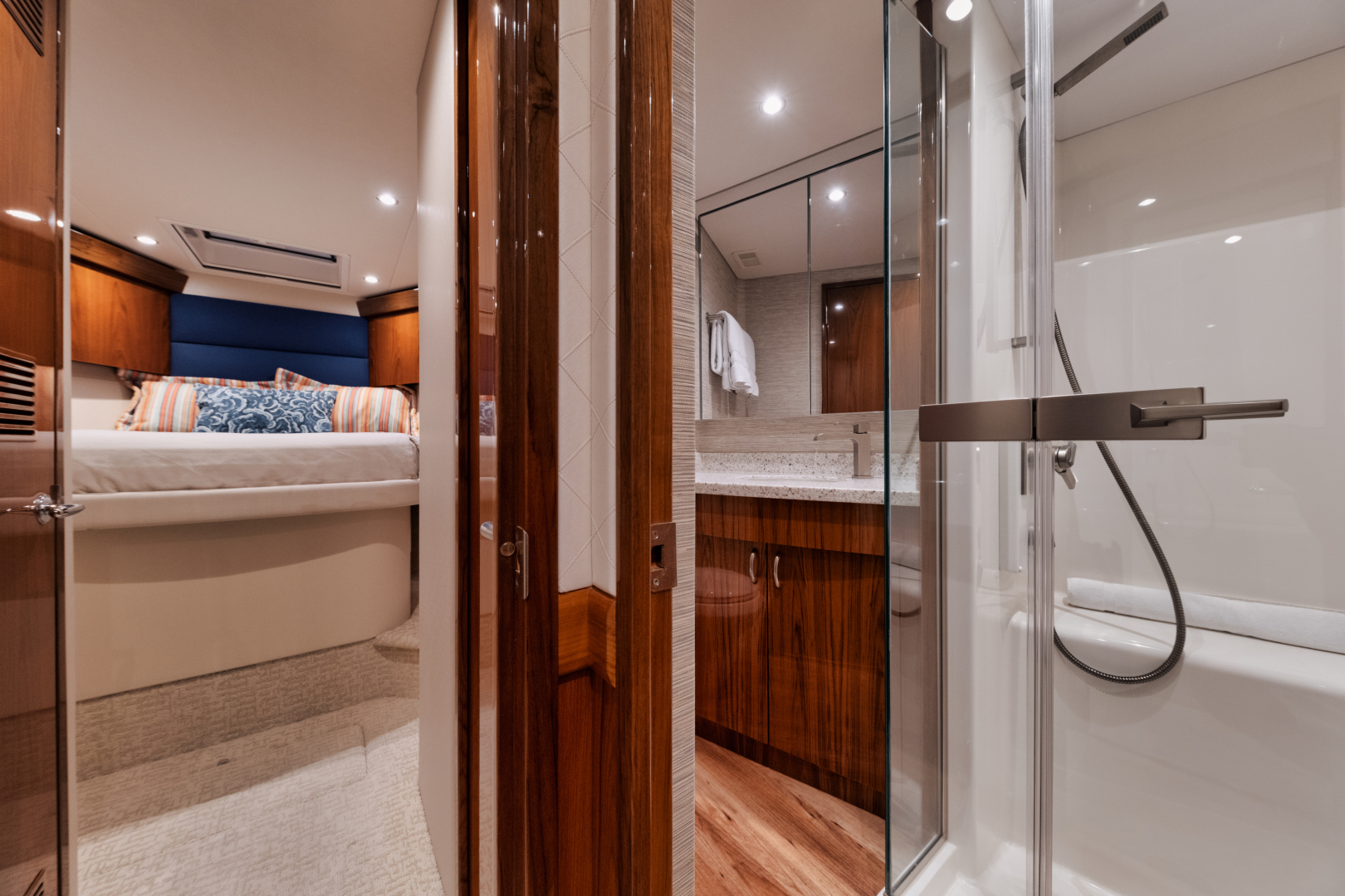 Hatteras 54- Madnic - Guest Head