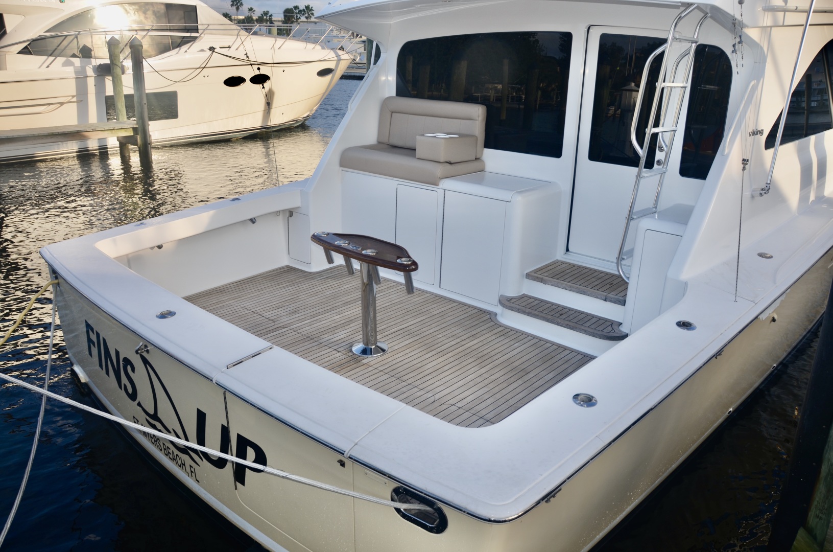 Viking 48 - Fins Up - cockpit