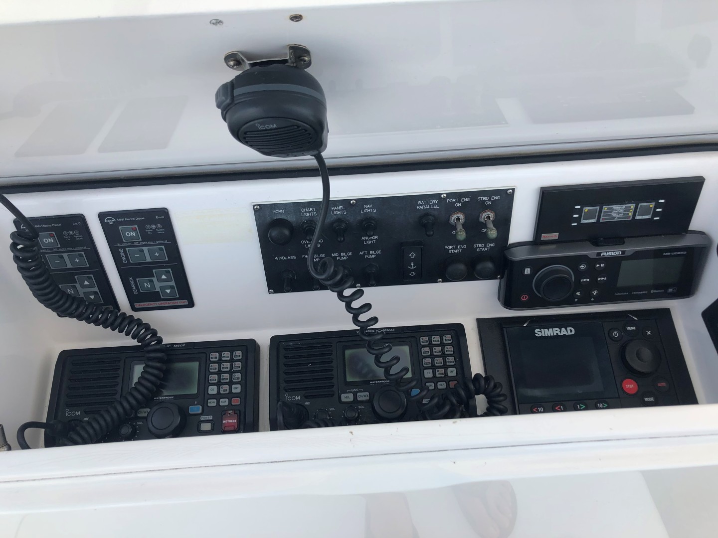Viking 48 - Fins Up -electronics