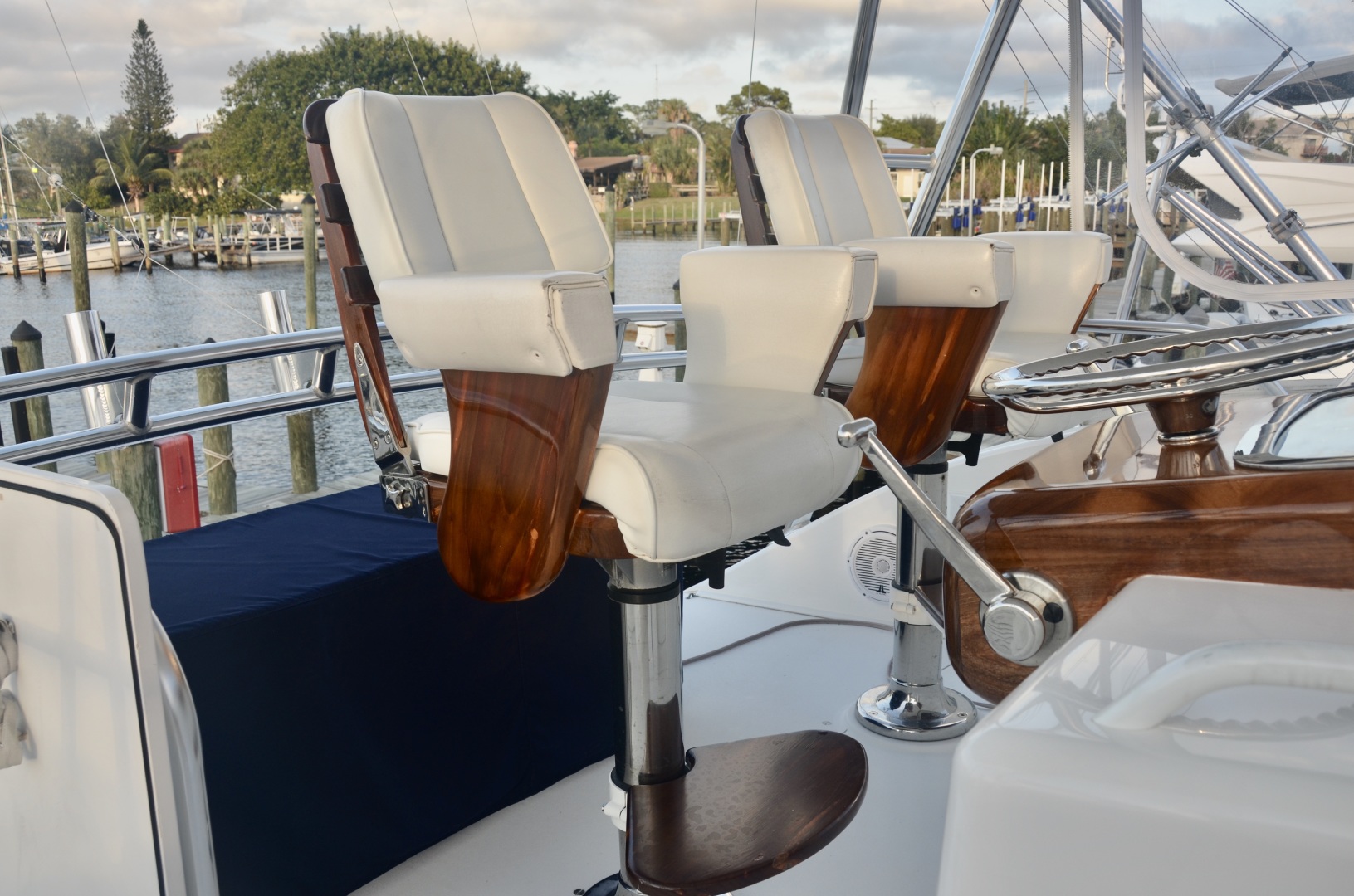Viking 48 - Fins Up helmseats