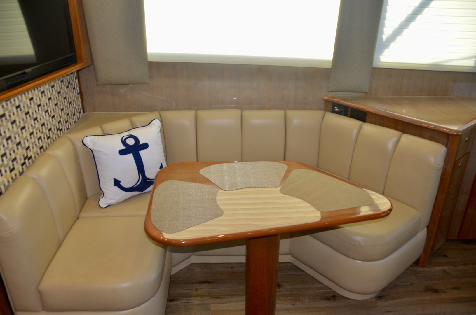 Viking 48 -Fins Up-dinette