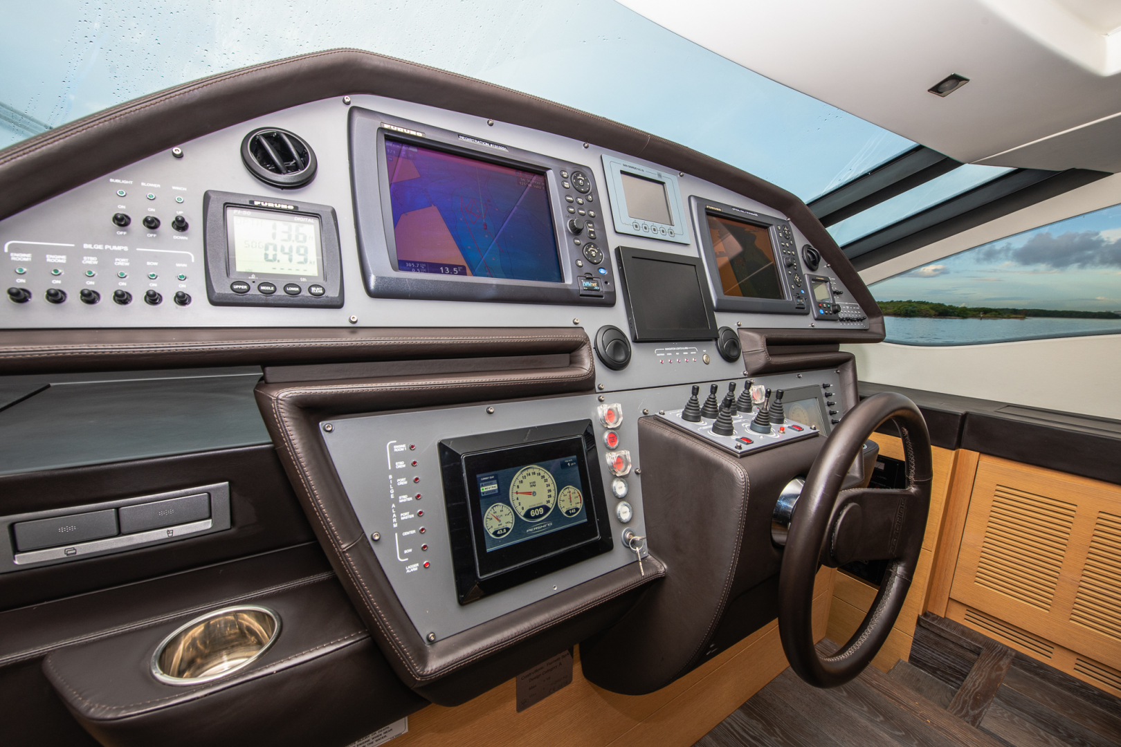 Pershing 82 Milagros - Helm