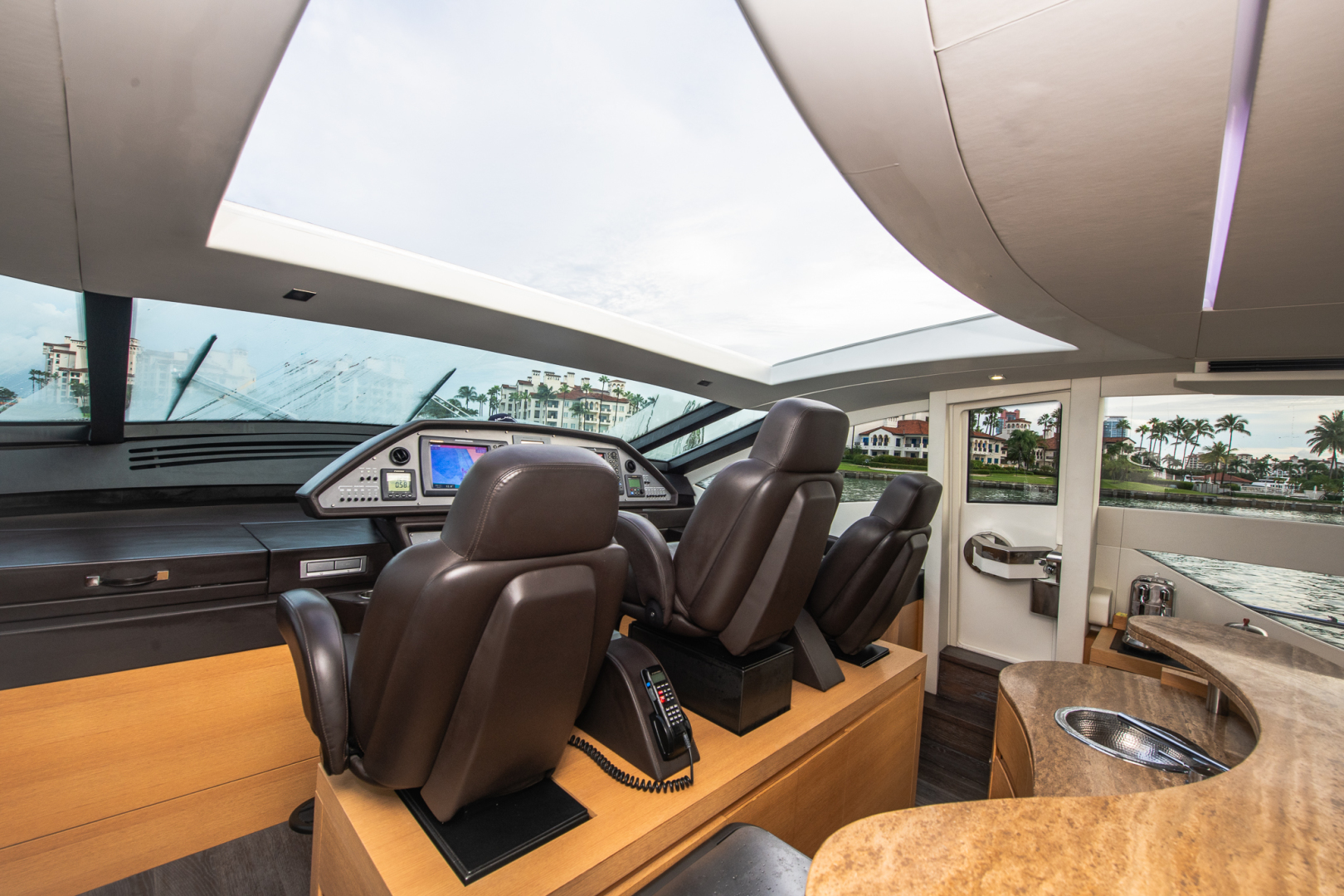 Pershing 82 Milagros - Helm