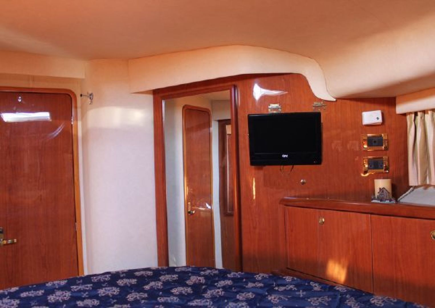 Sea Ray 400 Sedan Bridge — Slainte - Photo 20