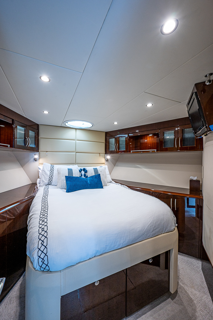 Lazzara 78 - North South Latitude - interior
