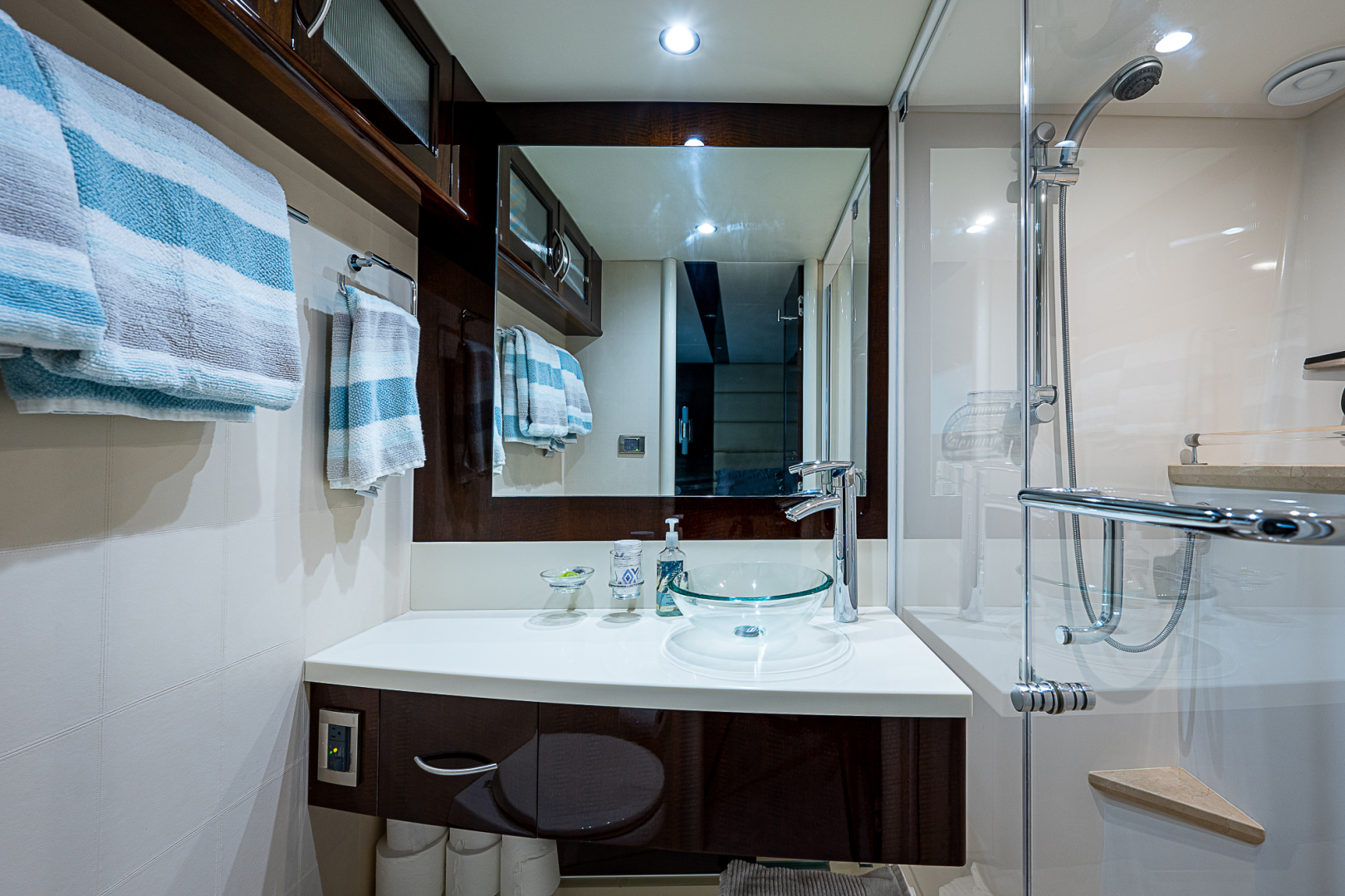 Lazzara 78 - North South Latitude - interior