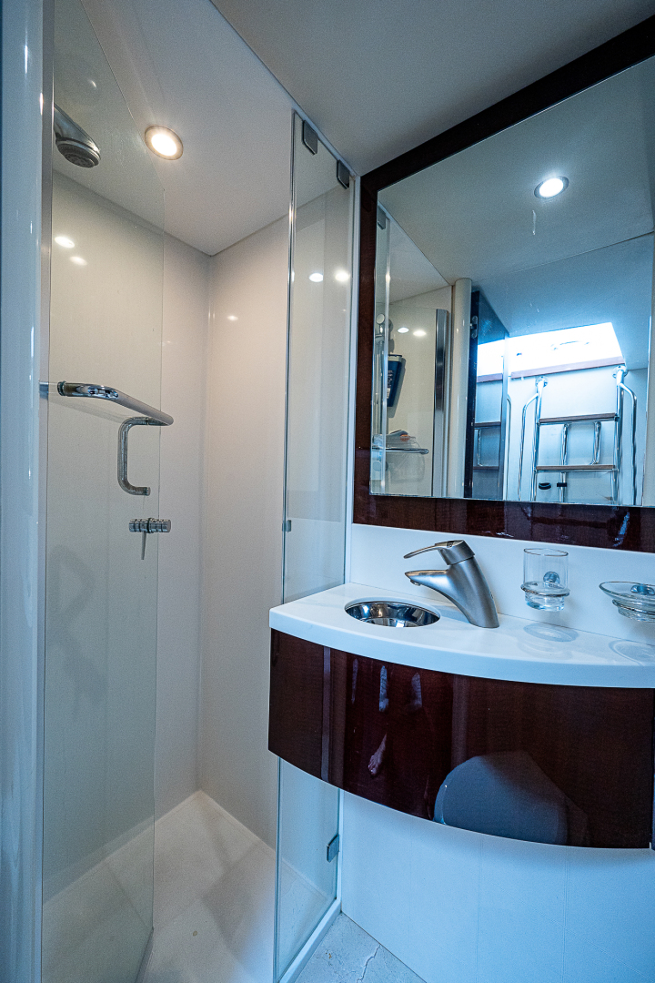 Lazzara 78 - North South Latitude - interior