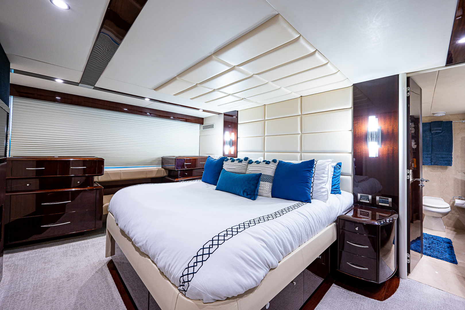 Lazzara 78 - North South Latitude - interior