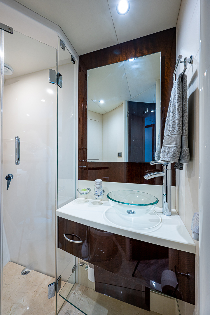 Lazzara 78 - North South Latitude - interior