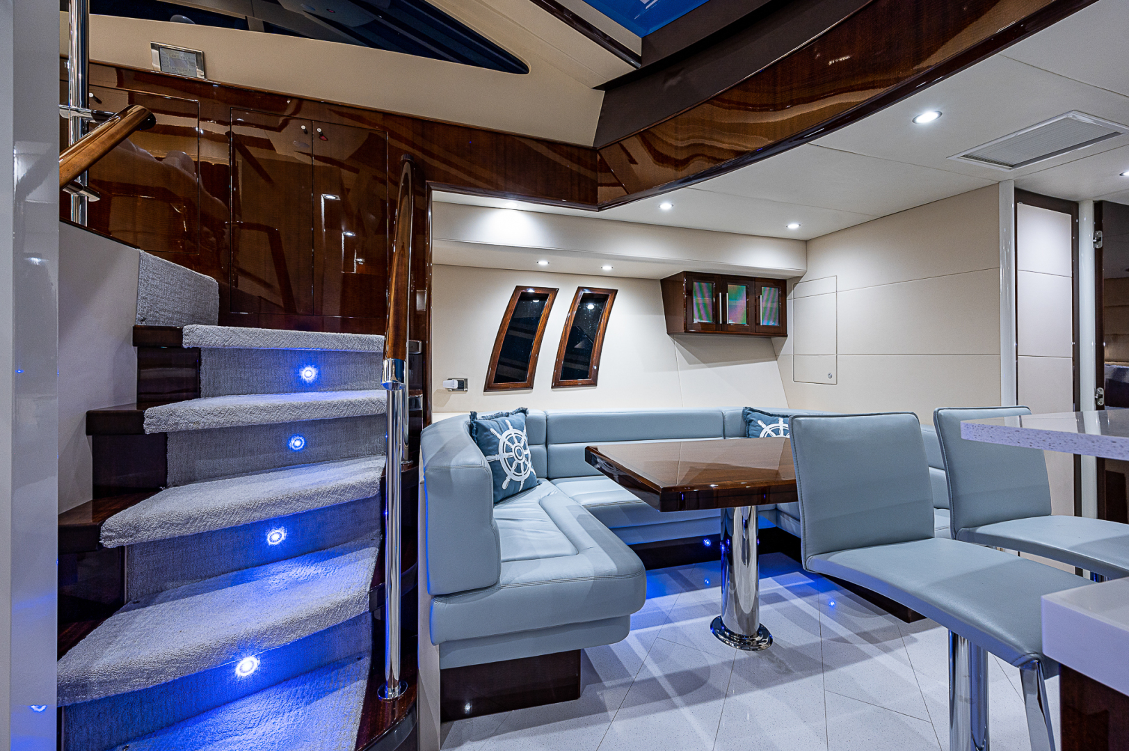 Lazzara 78 - North South Latitude - dinette
