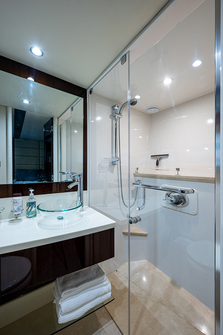 Lazzara 78 - North South Latitude - interior