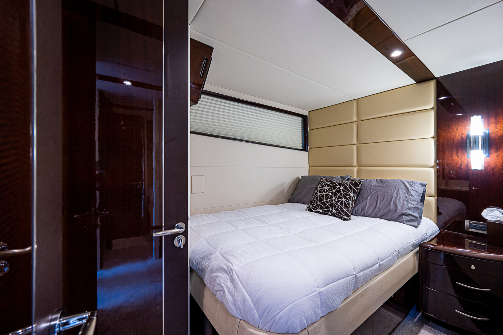 Lazzara 78 - North South Latitude - interior