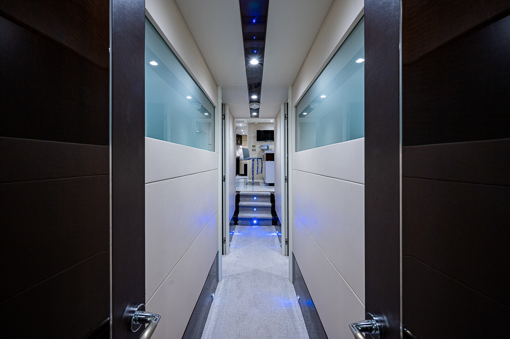 Lazzara 78 - North South Latitude - interior