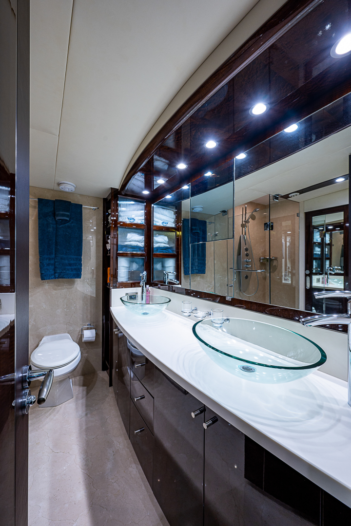 Lazzara 78 - North South Latitude - interior
