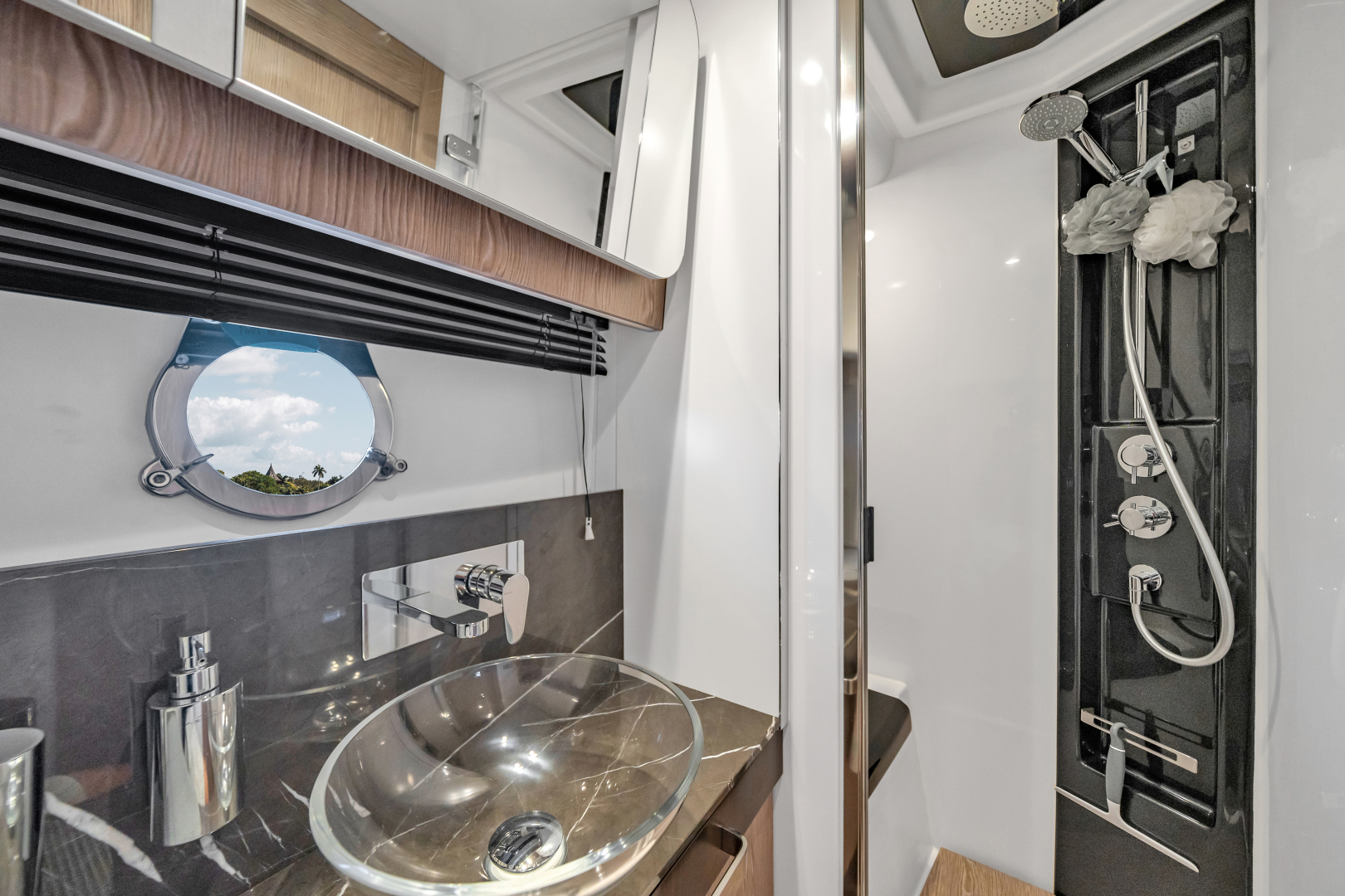 Azimut 60 - Why Knot - Head