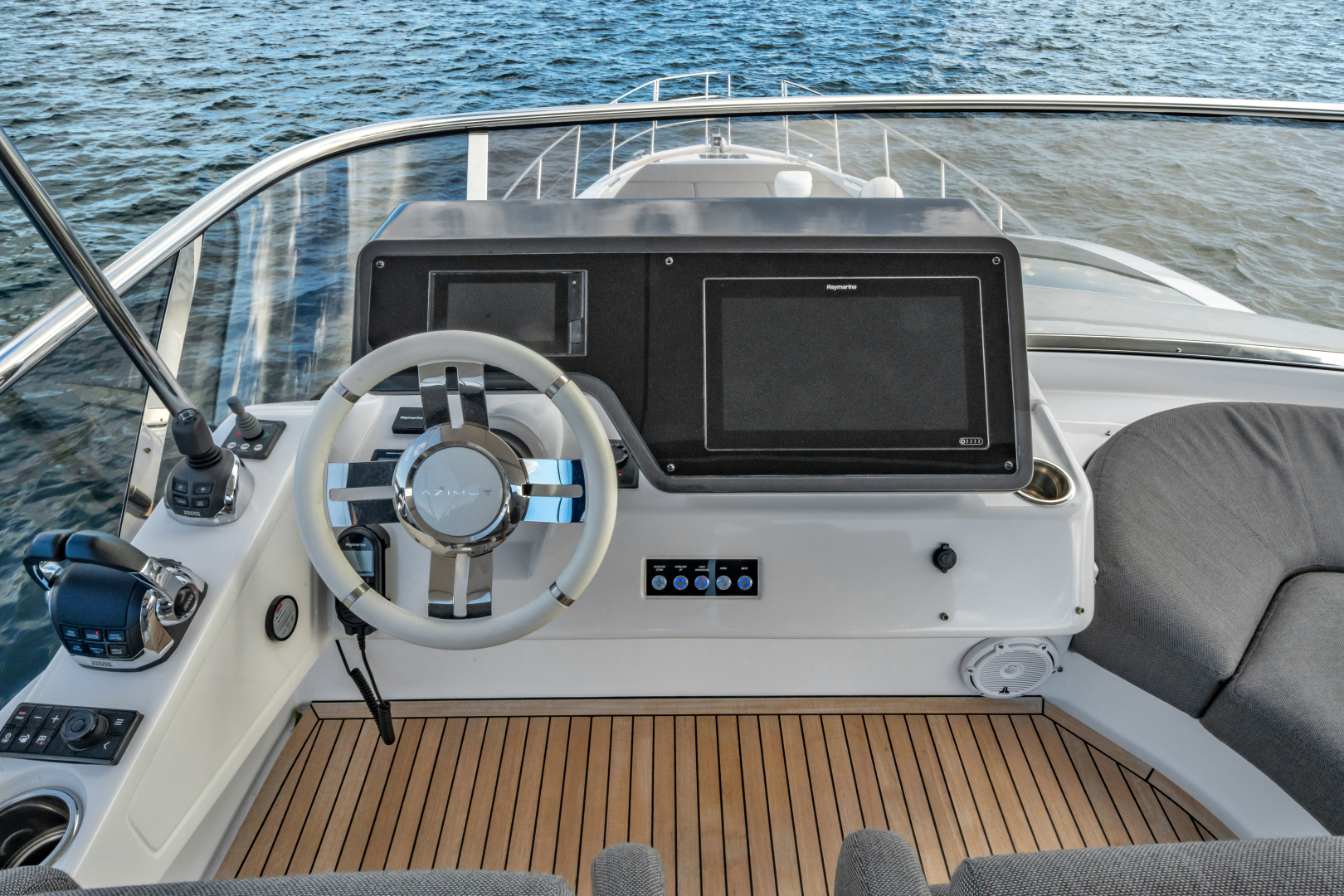 Azimut 60 - Why Knot - Flybridge Helm