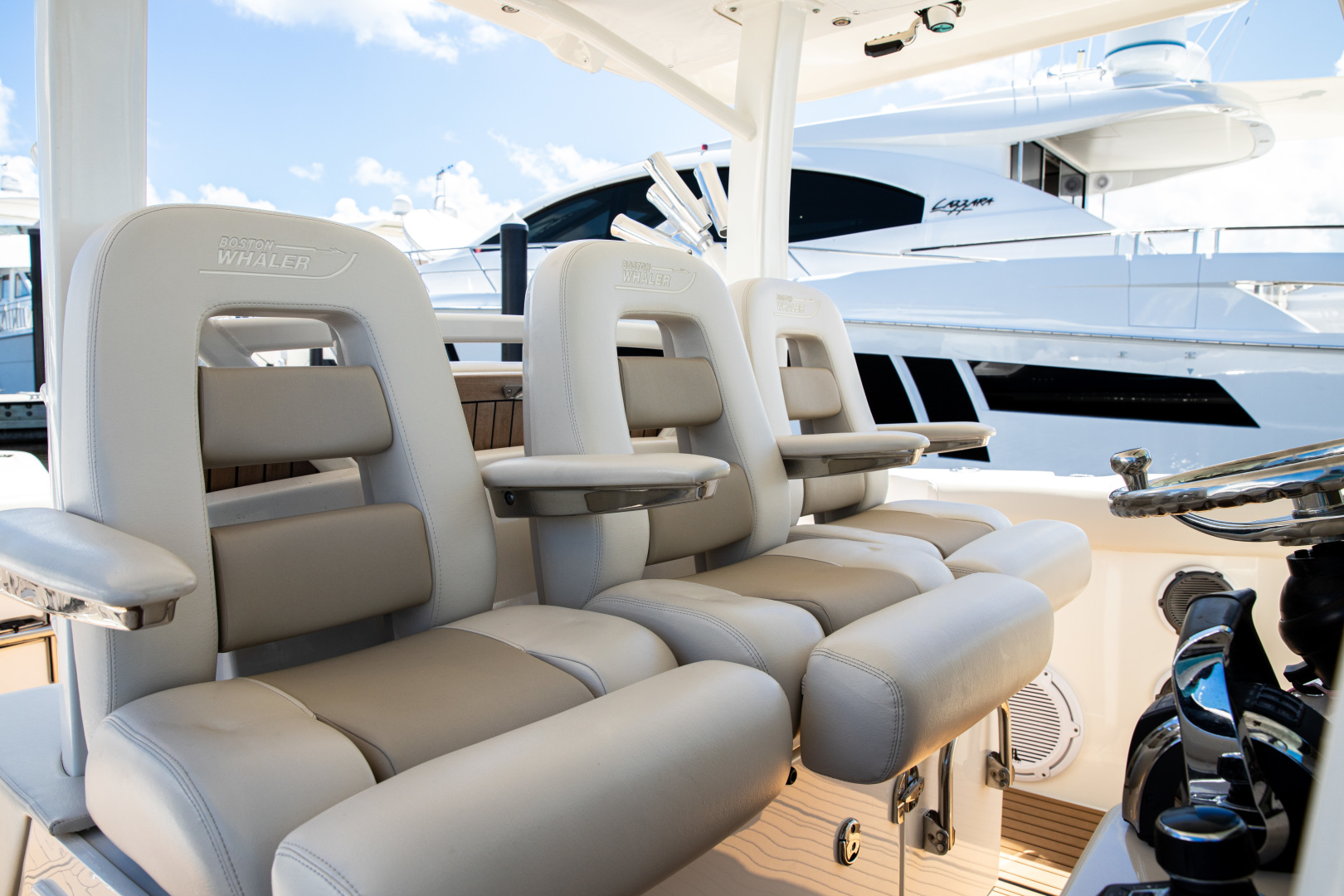 Boston Whaler 38 - Helm Seating