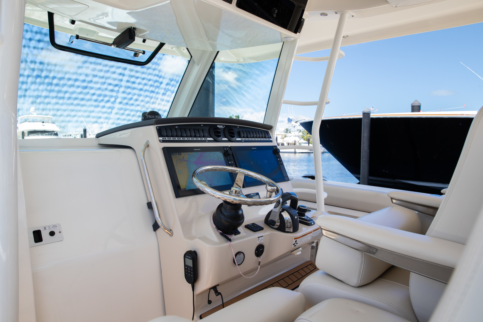 Boston Whaler 38 - Helm