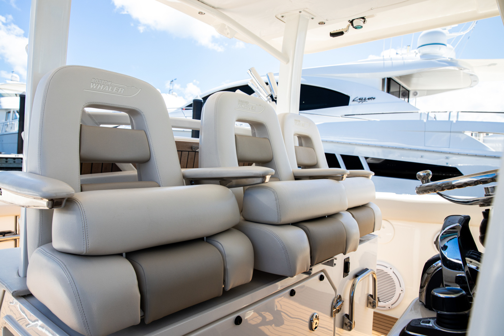 Boston Whaler 38 - Helm Seating