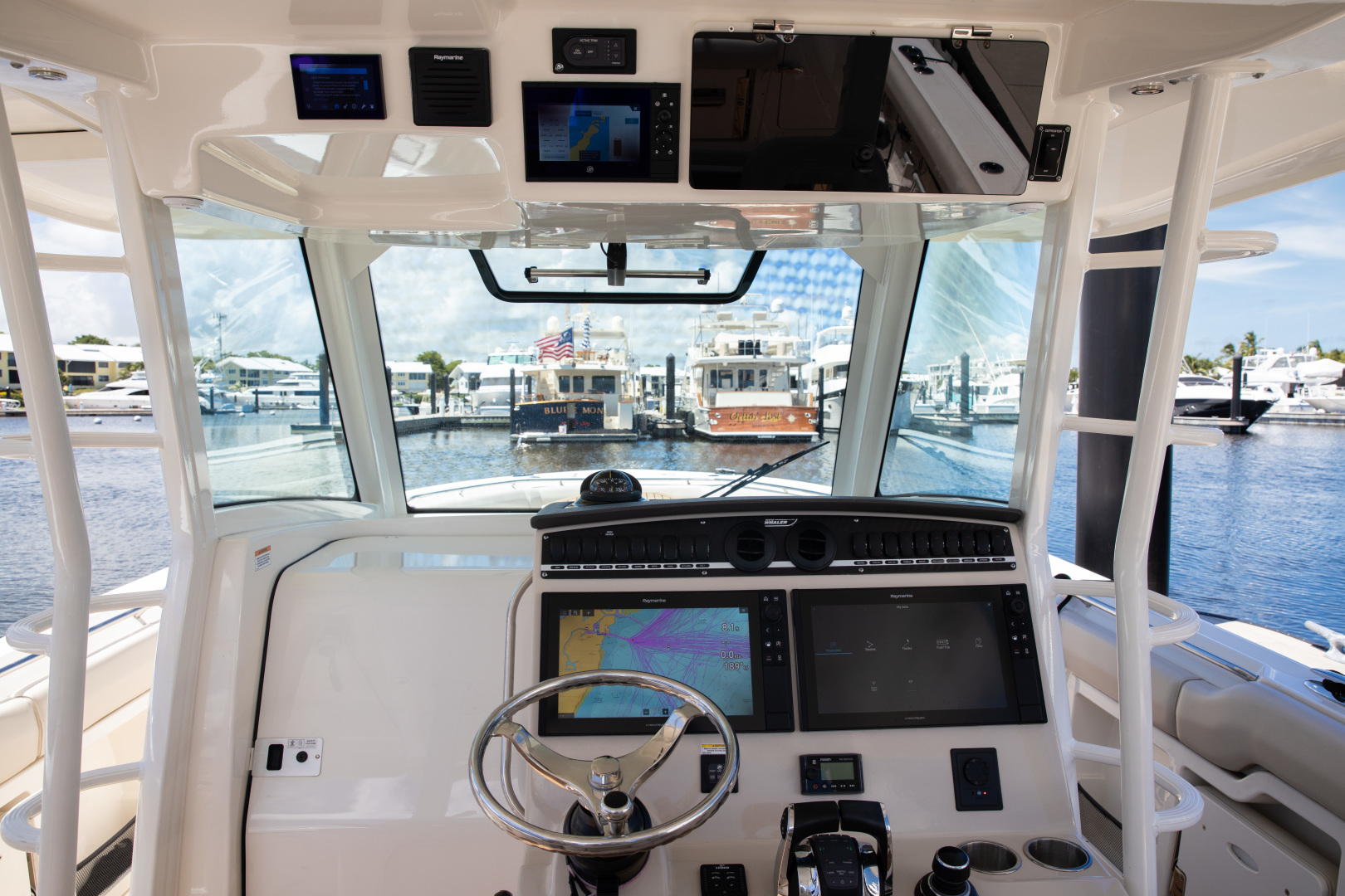 Boston Whaler 38 - Helm