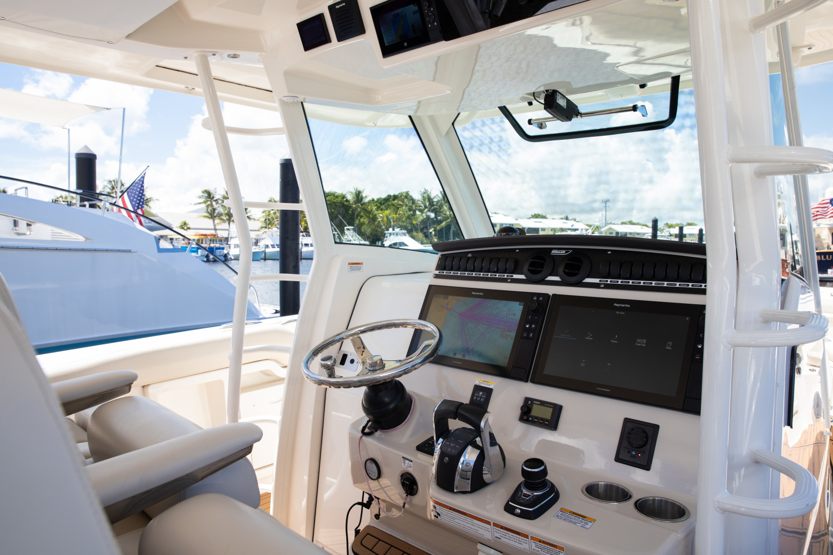 Boston Whaler 38 - Helm