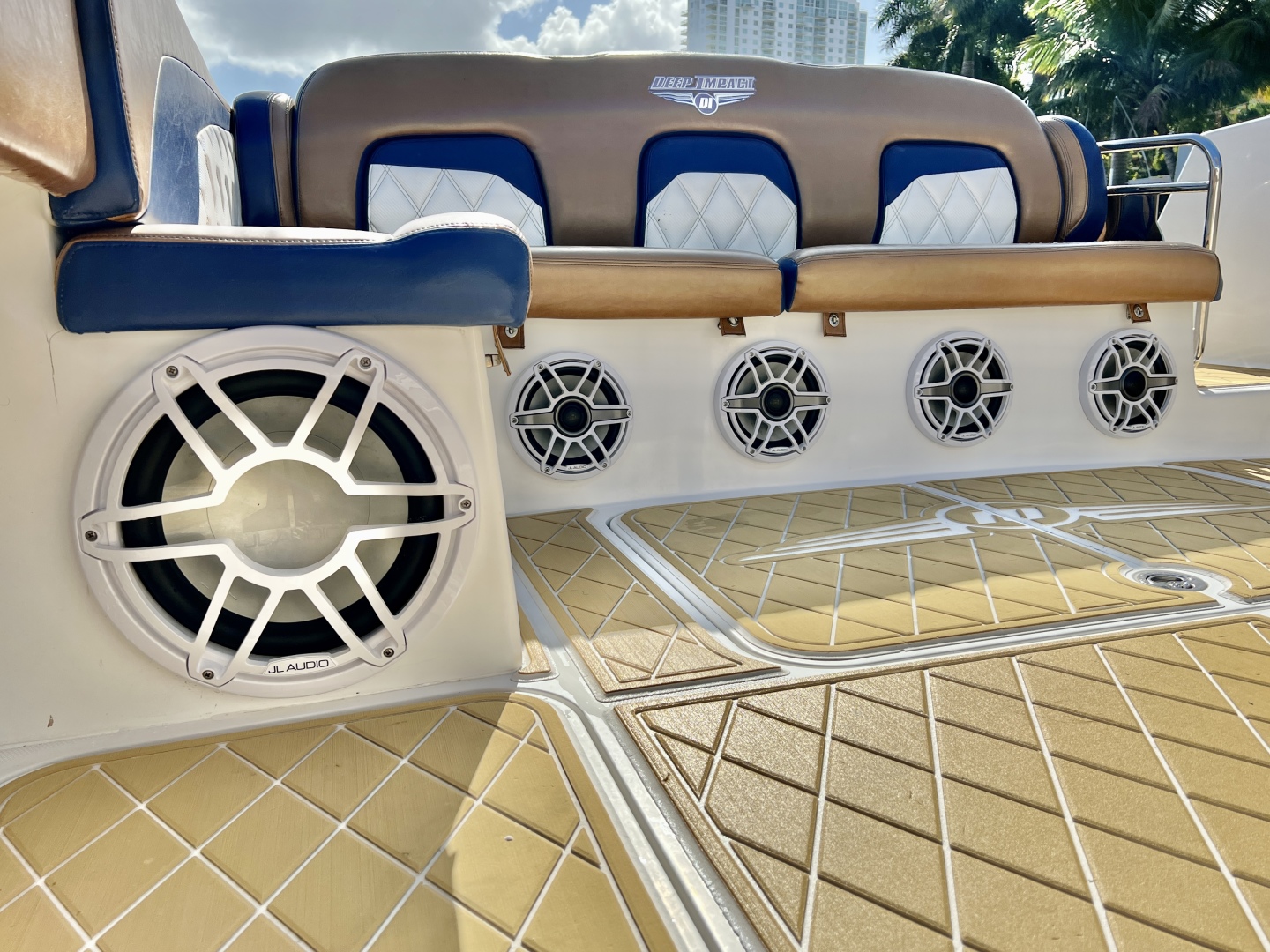 Deep Impact 39 - Cockpit Table