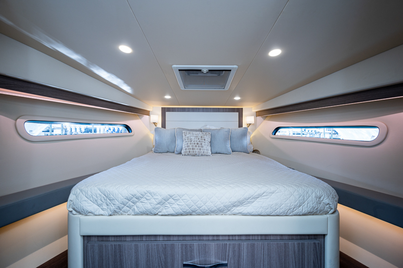 Regal 38-TETELESTAI-Forward Stateroom