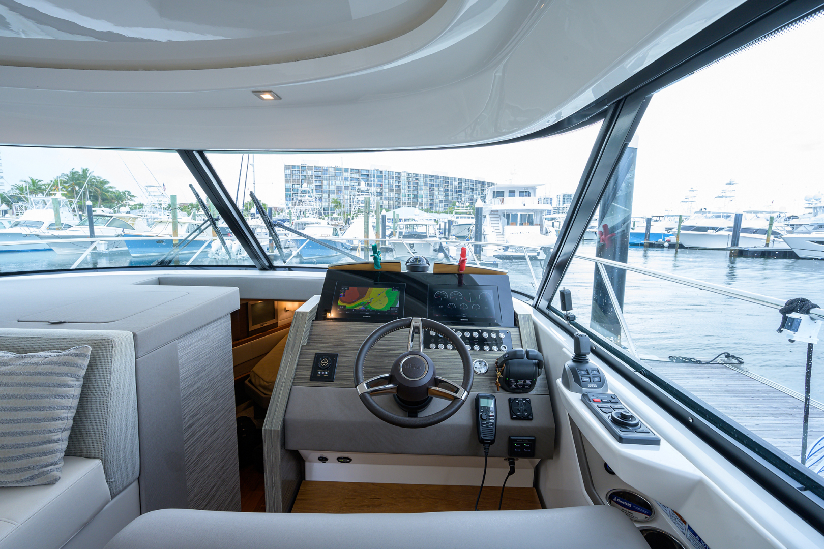 Tiara-44-Sea Major II-Helm