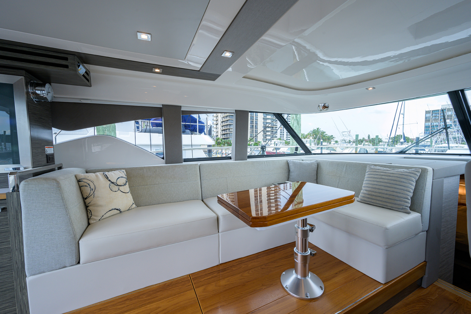 Tiara-44-Sea Major II-Salon