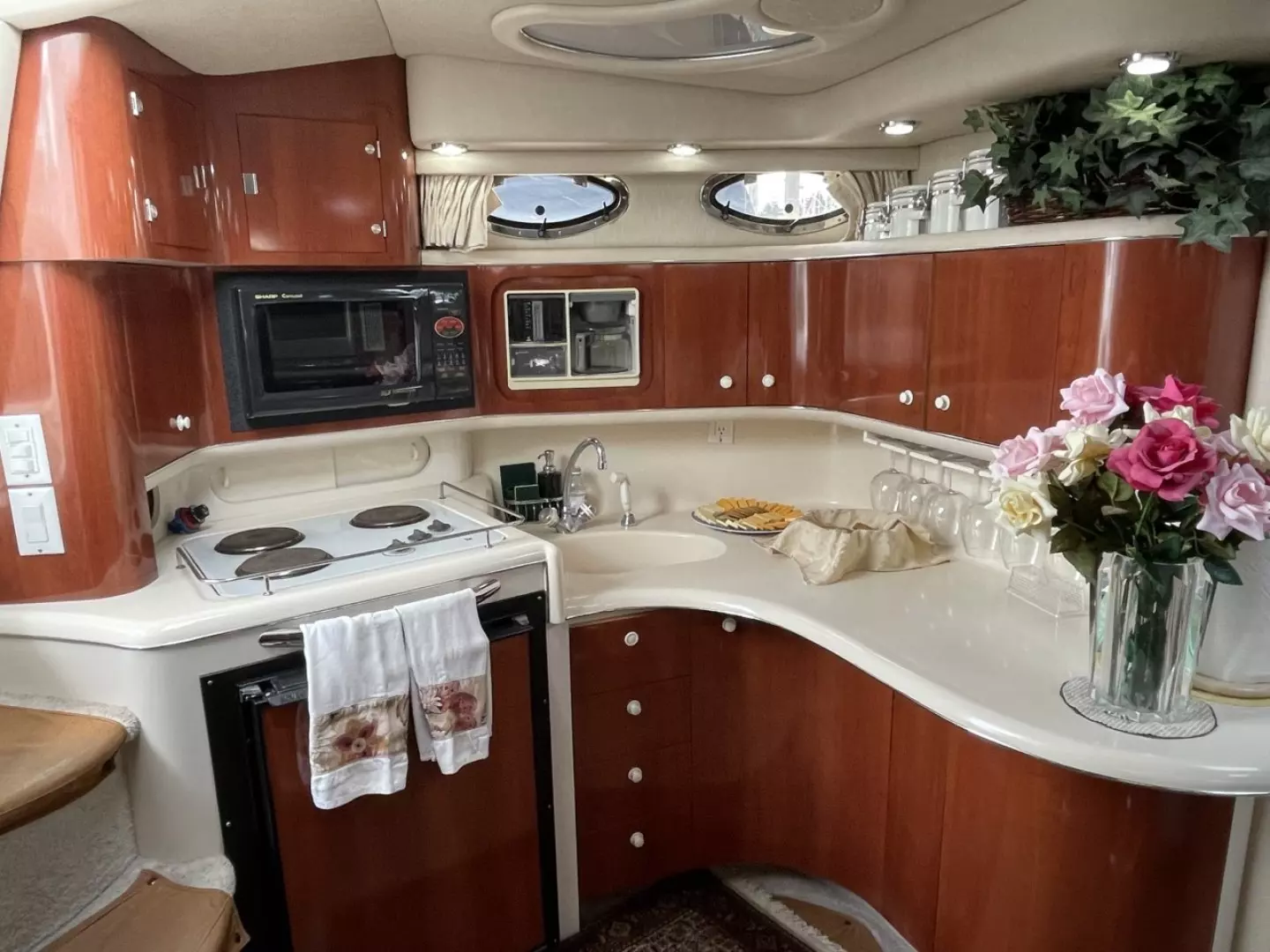 Sea Ray Sundancer 370 Yacht For Sale