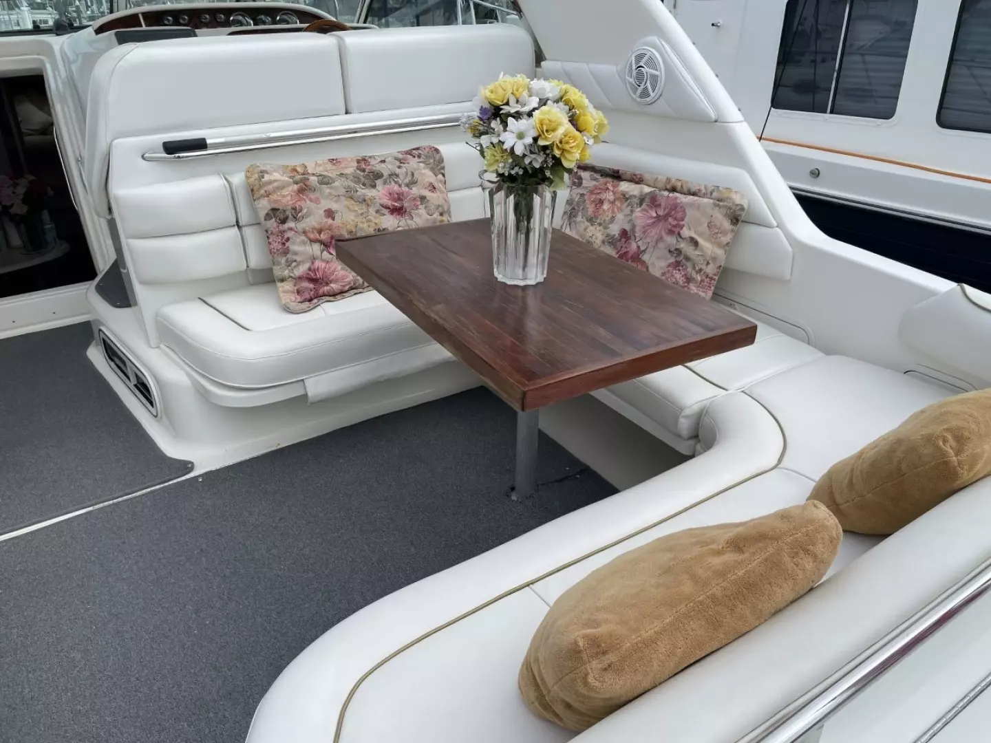Sea Ray Sundancer 370 Yacht For Sale