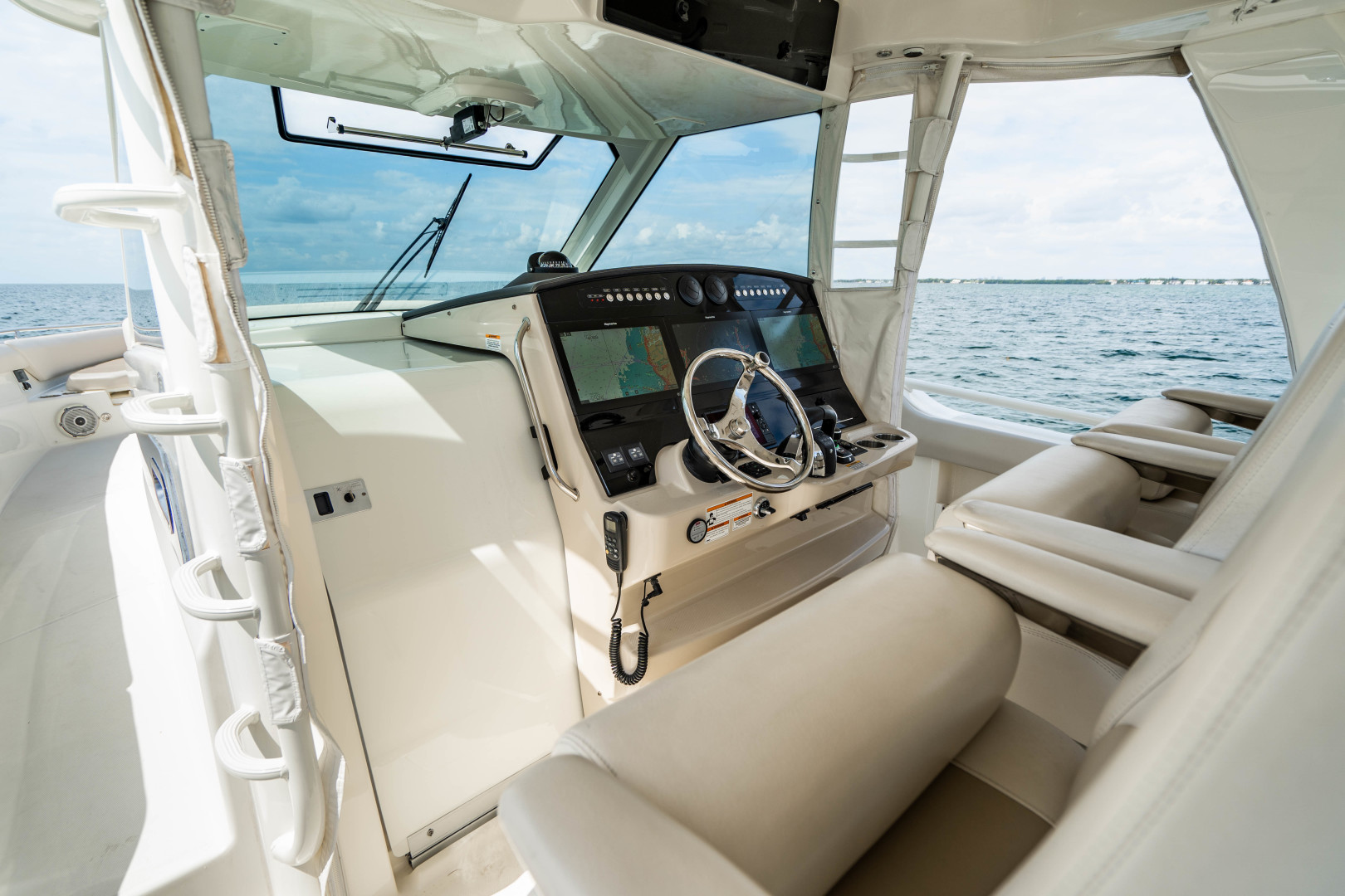 Boston Whaler 42 - Lady G - Helm