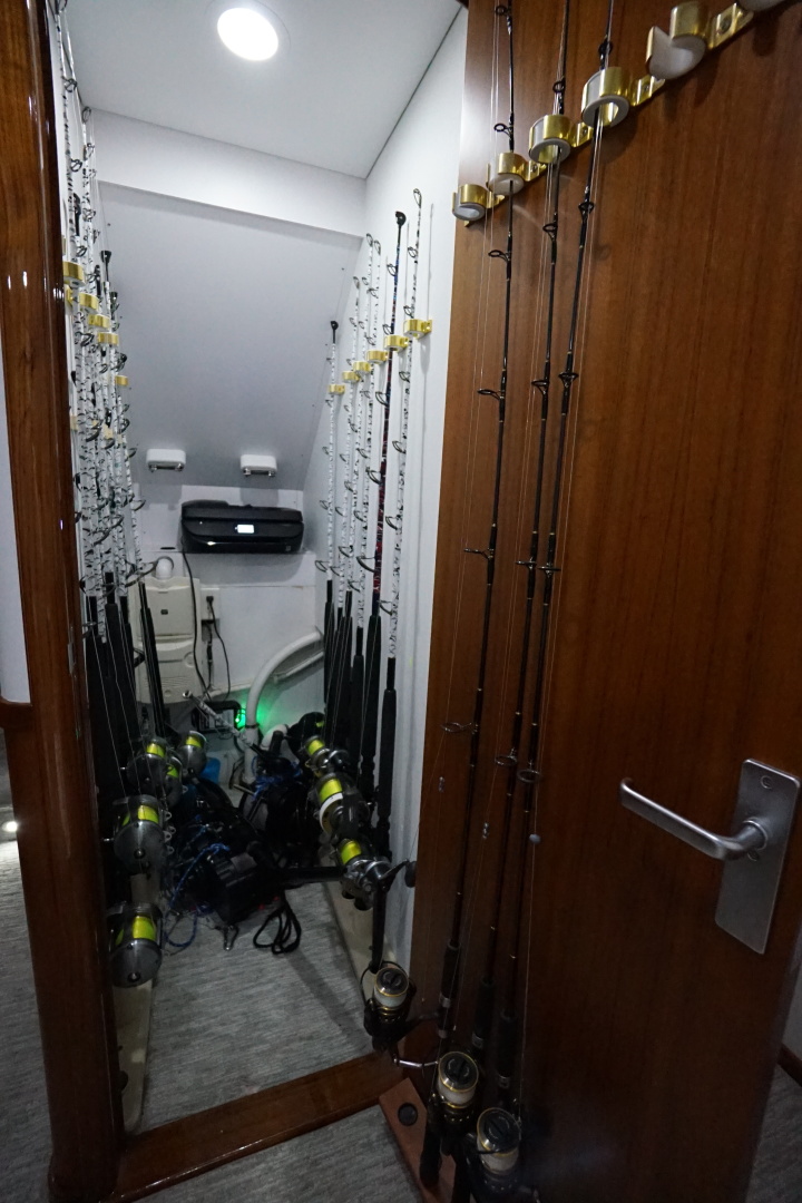 Whiticar 77 - Kings Blue - rod storage
