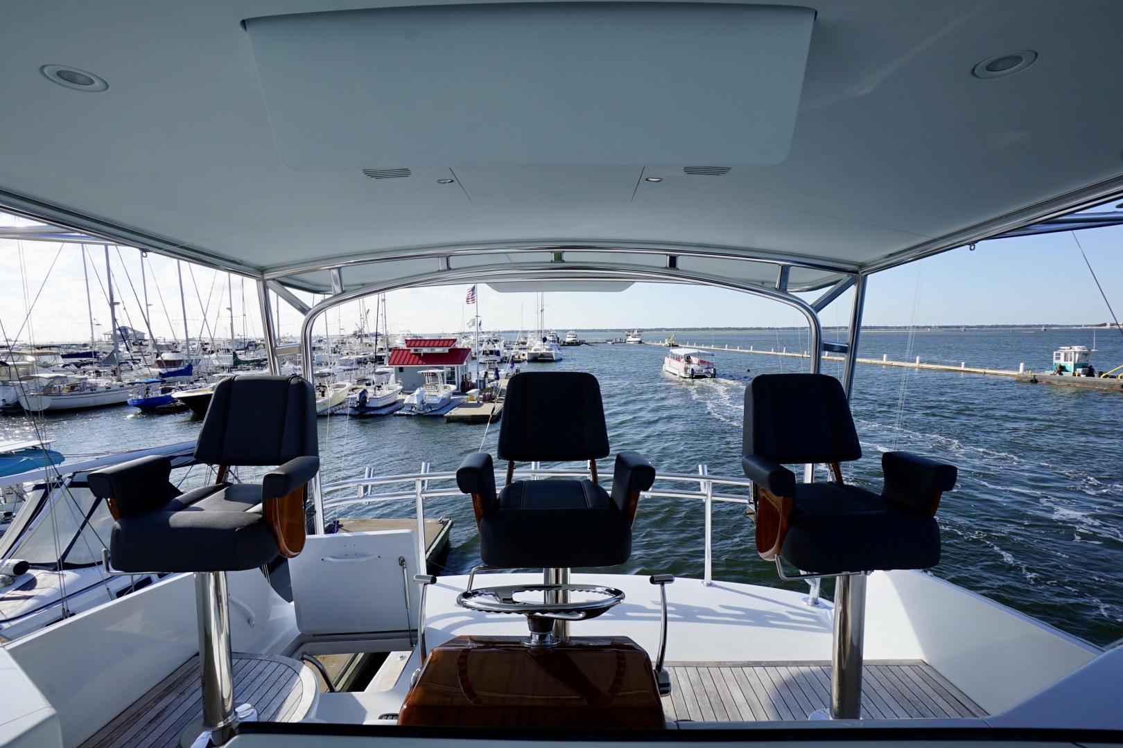 Whiticar 77 - Kings Blue - helm seating