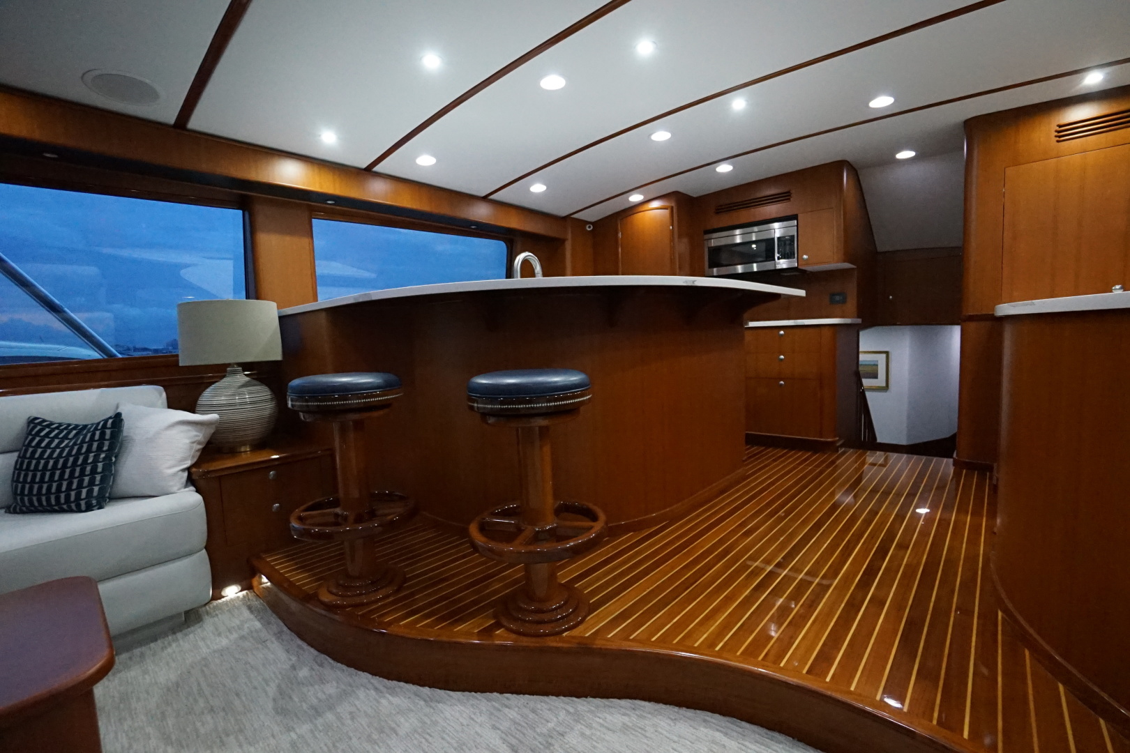 Whiticar 77 - Kings Blue - salon galley