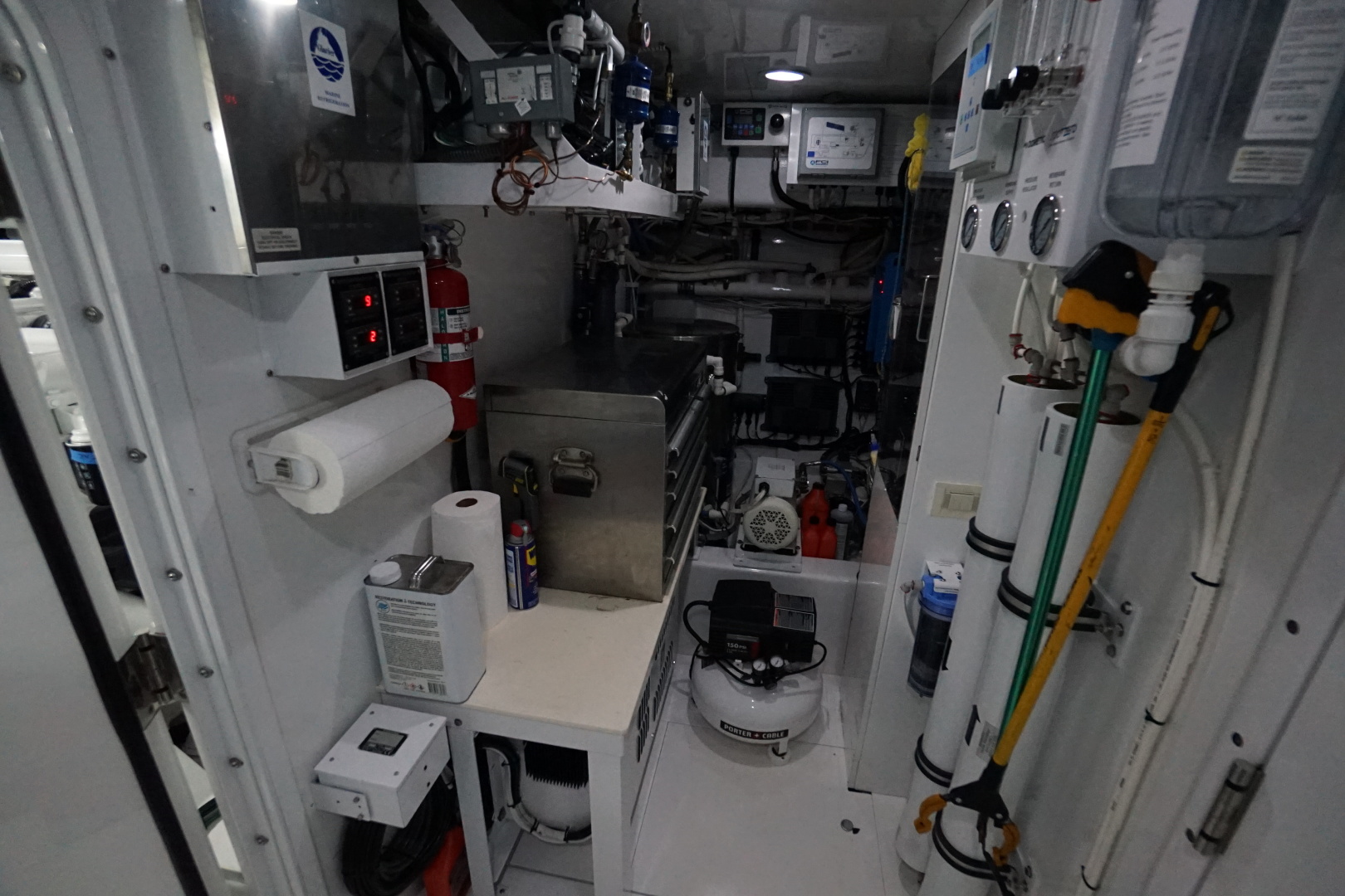 Whiticar 77 - Kings Blue - engine room