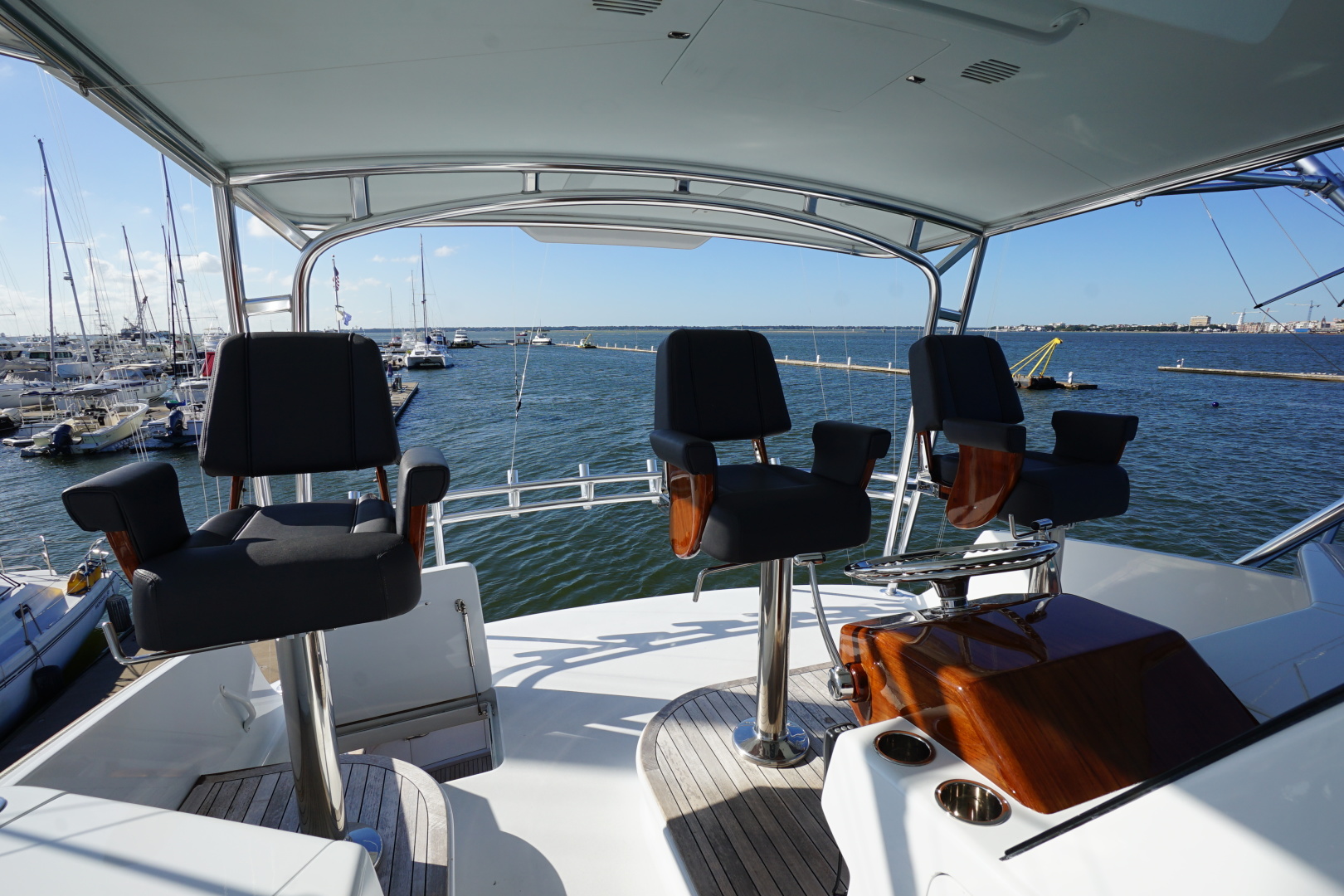Whiticar 77 - Kings Blue - helm seating